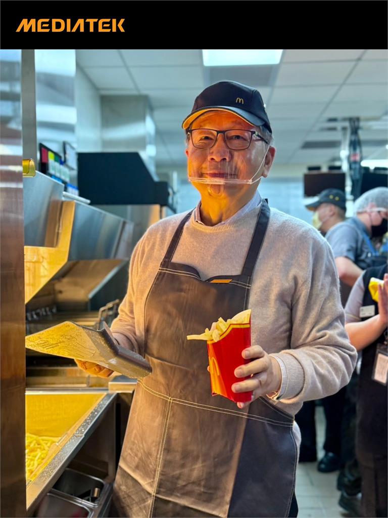 科技巨頭萌反轉變成「最貴店員」!他狂鏟薯條網驚呆「這包含金量超高」…