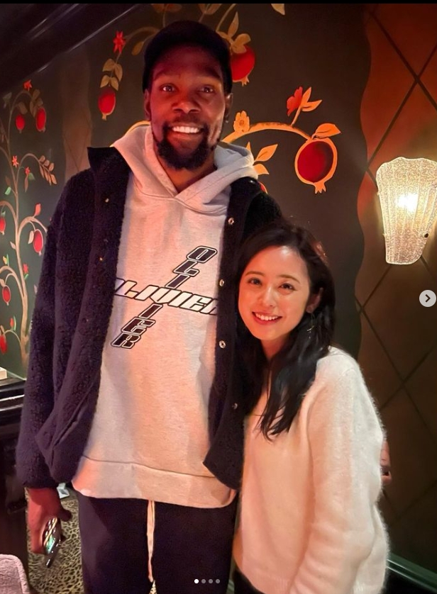 NBA/杜蘭特合影「日籍神正妹」眼神太誠實 女方真實身分曝光