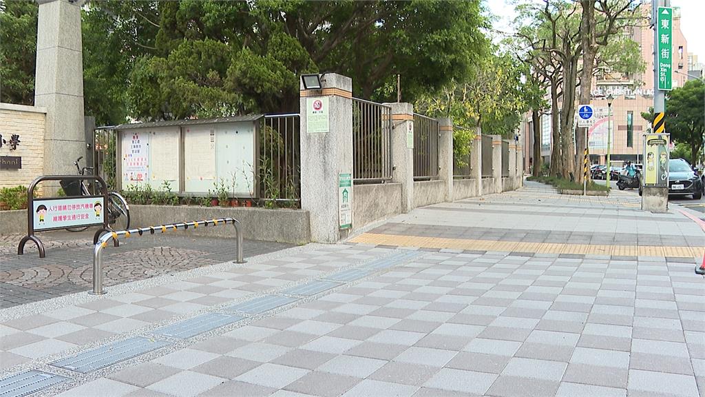 北市國小大門外大量夜排人潮　附近居民滿頭問號：在排什麼？