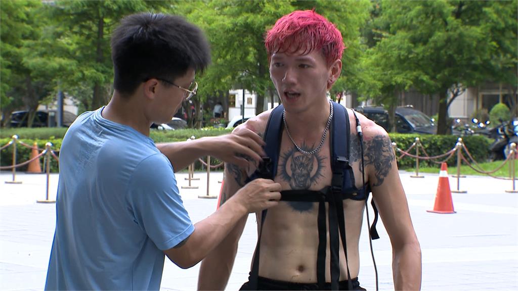 大猩猩廟會頂高溫跳熱舞爆紅 真面目曝光!操偶師也是專業舞者