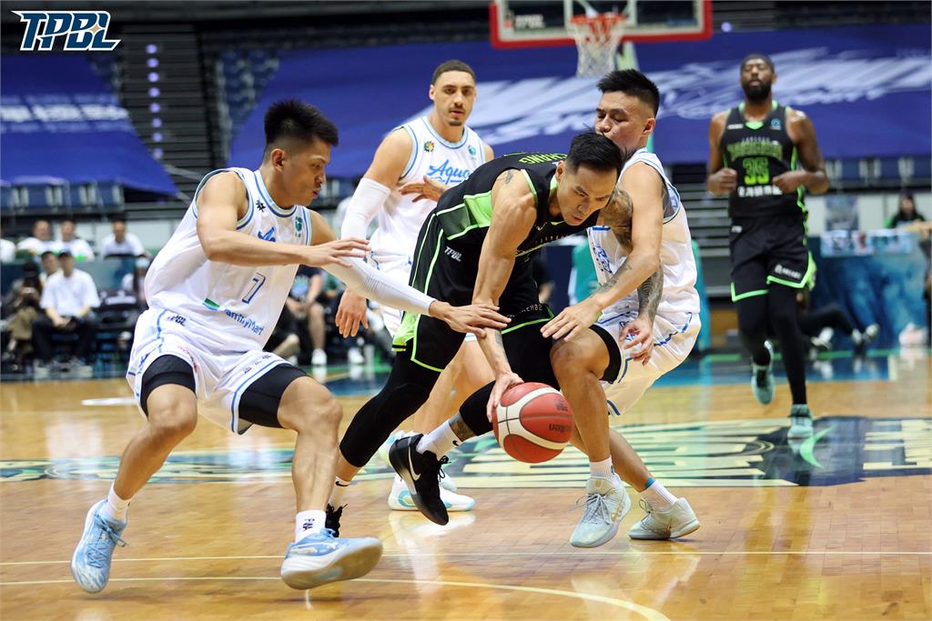 籃球／等了4分鐘還多拿3分！張宗憲「延遲驅逐出場爭議」聯盟懲處出爐了