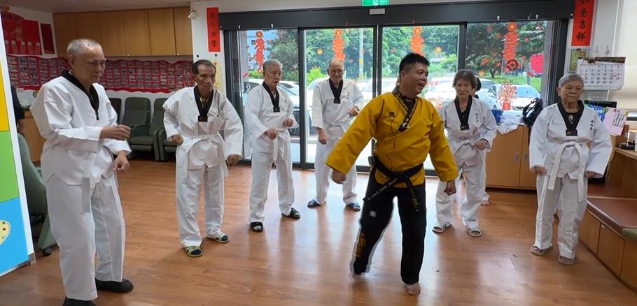 太猛了！彰化２３名長輩練跆拳道　９５歲公嬤動起來