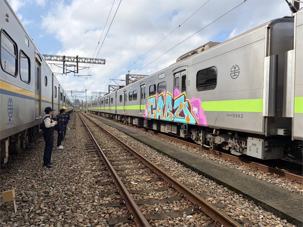 快新聞／列車變「街頭畫布」？車廂遭噴漆塗鴉　台鐵：將求償損失