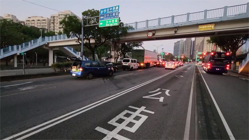 台中台灣大道4車連環撞　肇事駕駛　載運蔬菜途中疑閃神釀禍