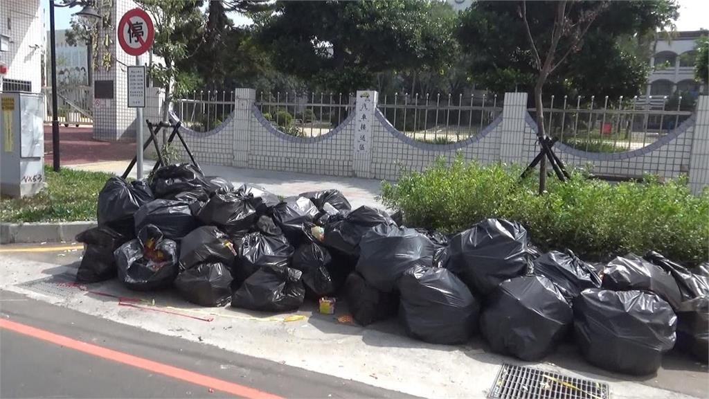 廟會活動燃放大量鞭炮 遺留垃圾警方開罰