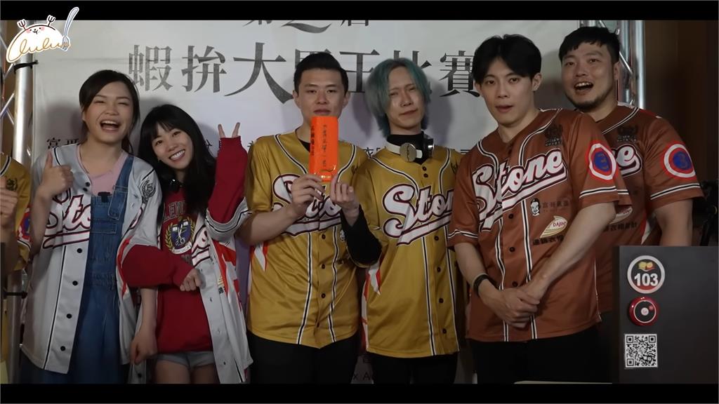 大胃王正妹不怕燙！「徒手從熱湯撈蝦」直接開吃　網驚：練成鐵沙掌