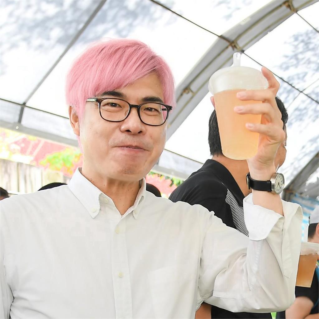 陳其邁「整頭爆改」落差認不出!「眼鏡+瀏海全被消失」網崩潰:不准…