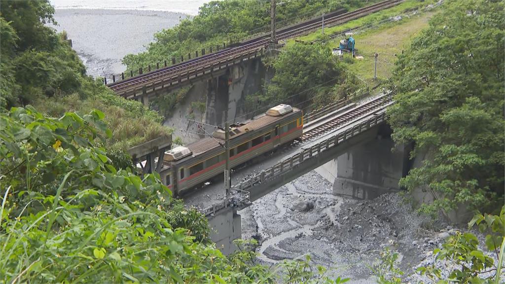 快新聞／自強號撞土石流出軌　台鐵宣布恢復通車：限速30公里