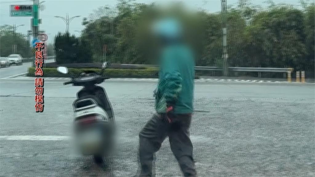 南投竹山路中央停車等紅燈 騎士人咧?跑去路邊做這事
