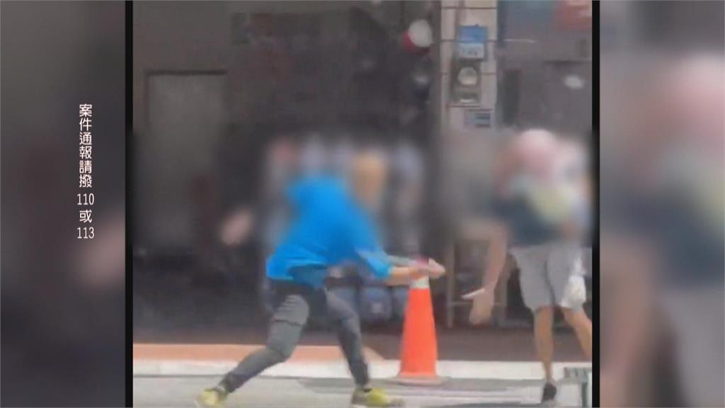 花蓮街上光天化日持鋼管爆打！　男不顧對方「抱女兒」仍瘋狂輸出