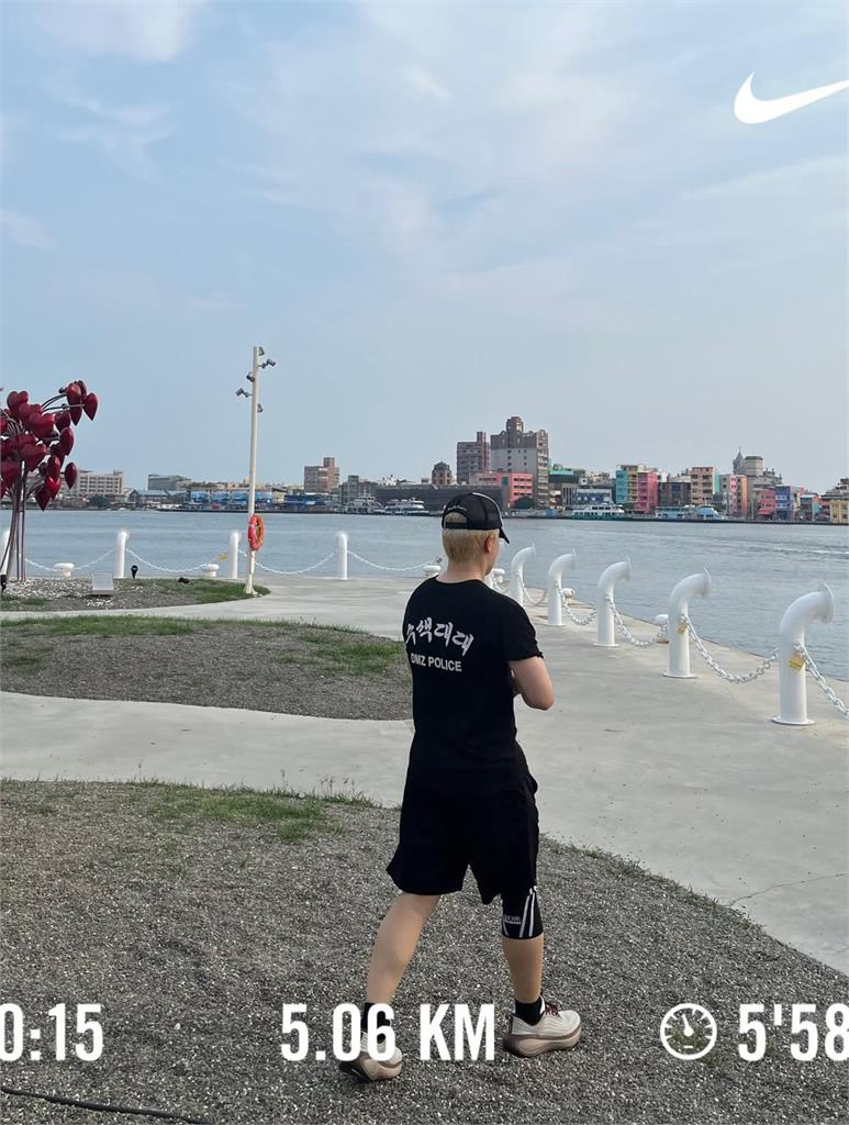 韓星金玟奎同成員晨跑5km　高雄渡船頭打卡拍照