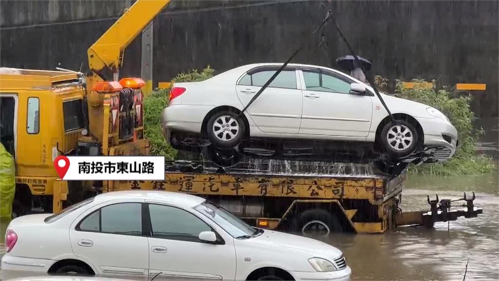 南投貓羅溪暴漲! 民眾車內睡到一半「水淹進車」