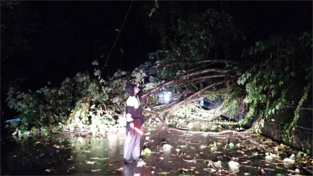 雨炸中台灣山區　中橫公路天降「落石雨」