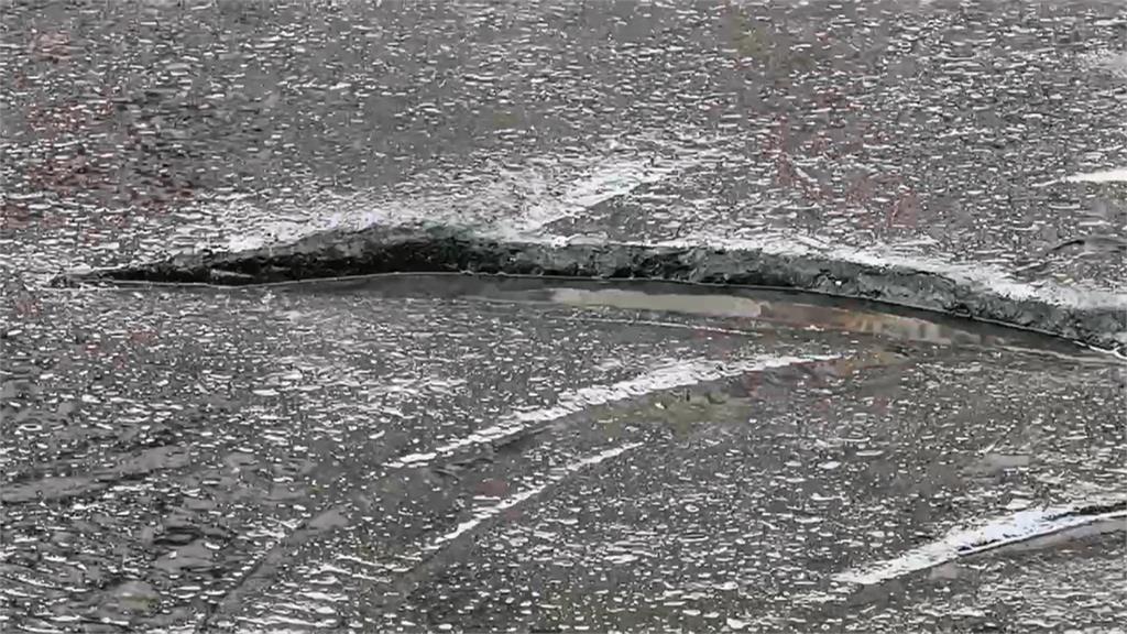 驚險！高雄聯結車載鋼捲未綁牢掉落　騎士險遭重砸