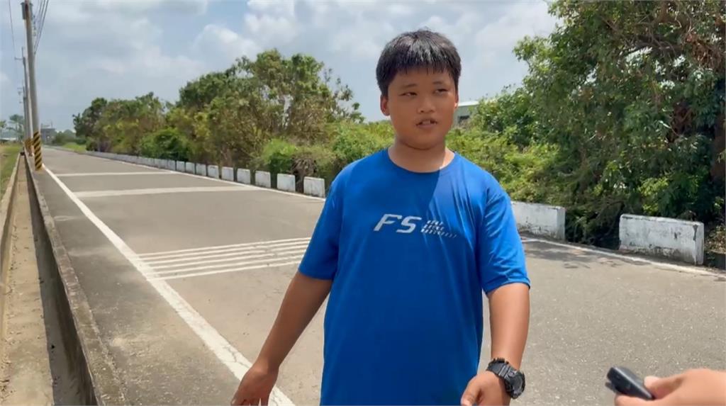 國中男學生主動清理溝渠大量落葉　數萬人按讚