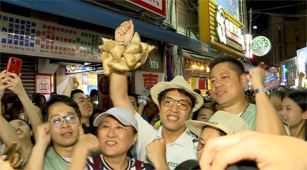 寧夏夜市掀「洋流」！沈伯洋掃街人潮塞爆　民眾搶合照簽名