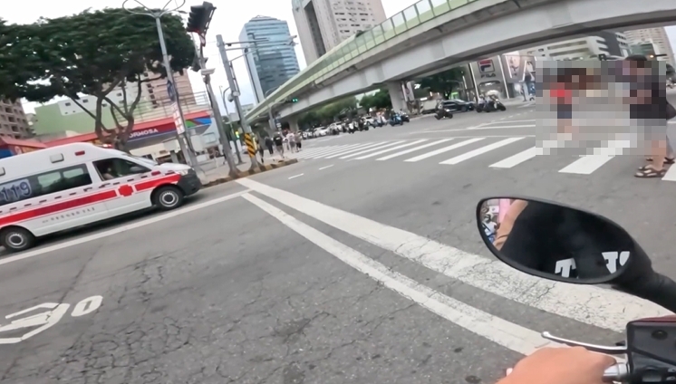 救護車鳴笛過斑馬線 停不停車禮讓行人?引發討論