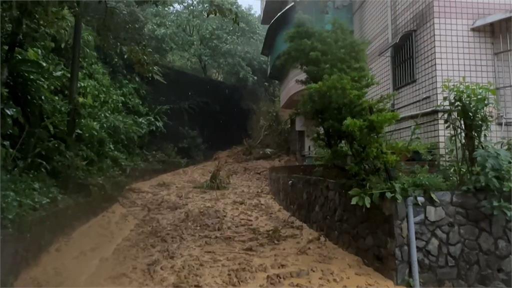 基隆碧砂山水社區邊坡坍塌　東光路山坡坍方交通中斷