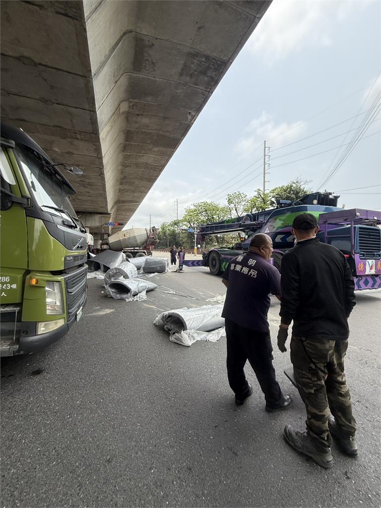 快新聞/高雄林園驚魂!曳引車貨物掉滿地 警方火速排除