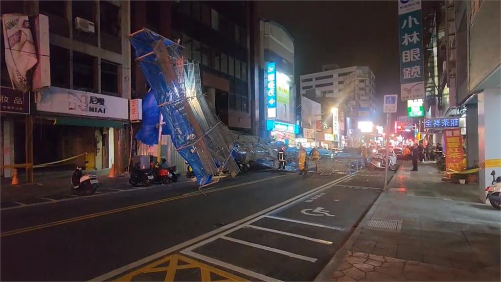 疑強風釀禍 花蓮大樓外牆鷹架倒塌 砸中12輛汽機車