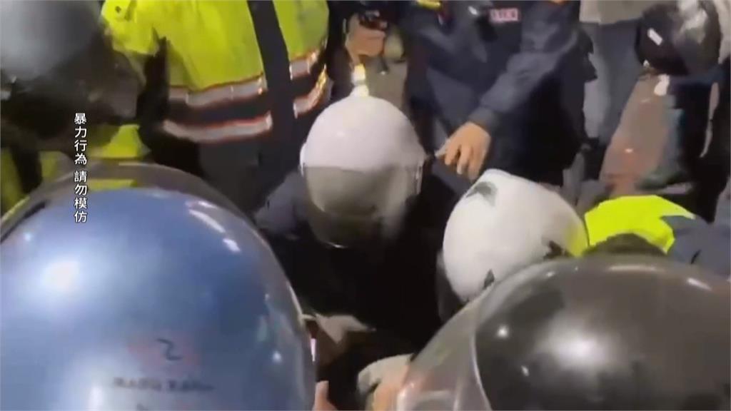 元宵盛事! 台南鹽水蜂炮爆火氣 疑酒醉衝突打群架