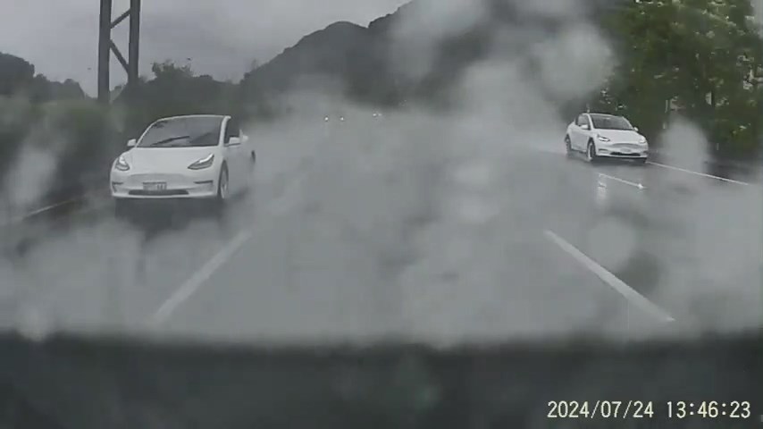 颱風天在國道狂飆!特斯拉「失控打滑撞護欄」翻滾一圈 網罵:是開戰車逆