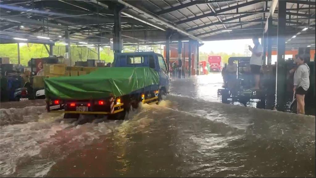 屏東豪雨狂炸! 果菜市場"水淹及膝蓋" 攤販椰子漂走