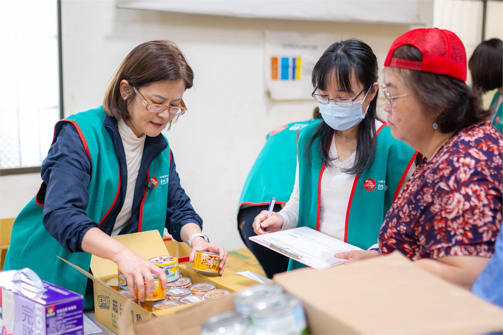 台灣人壽「綠背心」愛無限 志工送暖遍及全臺