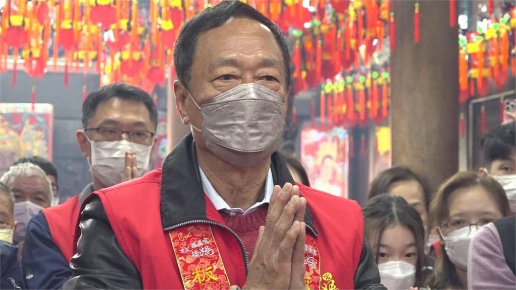 侯友宜慈惠宮參拜支持者喊「選總統」 參選2024?郭台銘:給神明決定