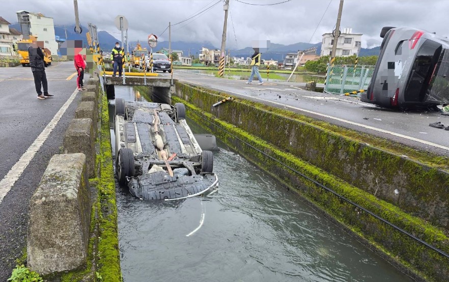 宜蘭路口交叉對撞! 轎車「180度翻水圳」當場泡湯