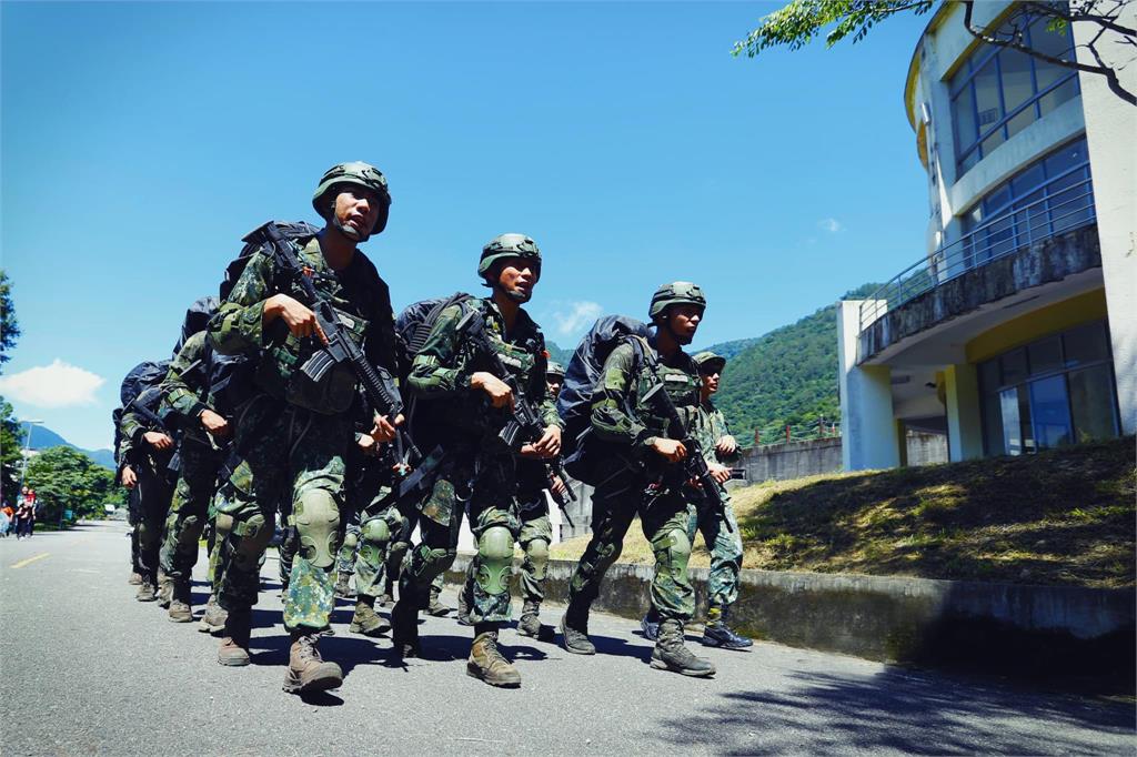 外島官兵不用吃罐頭了?! 加熱式餐盒1份240元