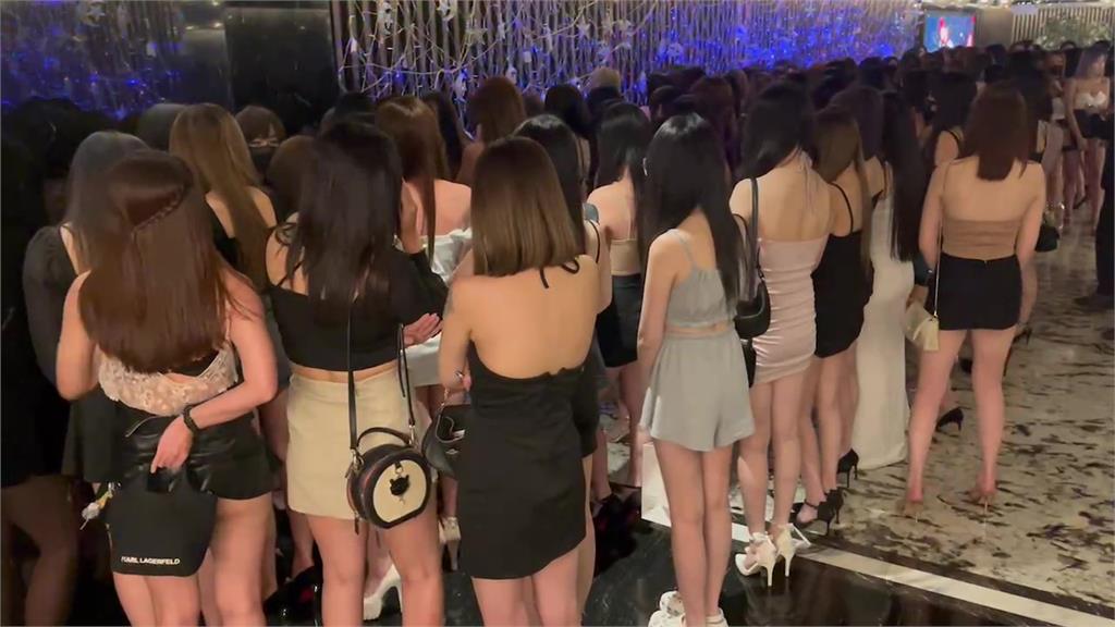 「天龍三溫暖」槍案觸怒警!北市警全城掃黑 百名酒店妹排排站畫面曝
