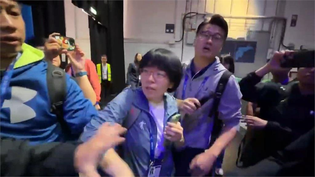 劣!中國惡霸野蠻行徑國際放送 硬搶台灣隊賀電民視記者阻擋回嗆