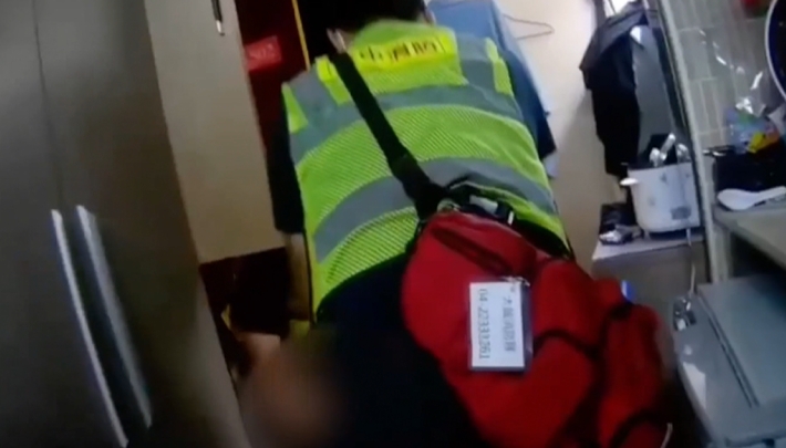 台中鄰居狂敲門擾鄰？　報警後意外救了中風男！