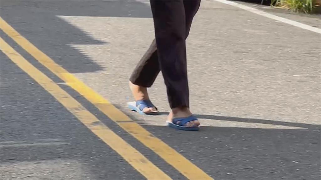 「行人地獄」單行道切半給機車 在地人搖頭:完全沒地方讓人走