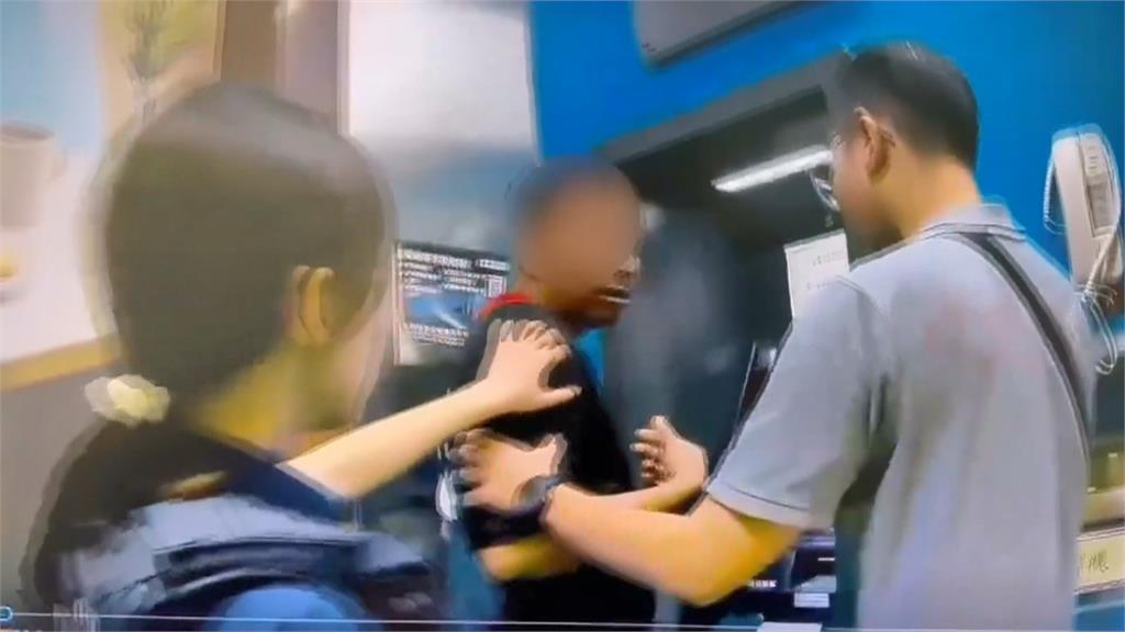 車手百貨ATM提款　警方埋伏逮人「3女均未成年」！