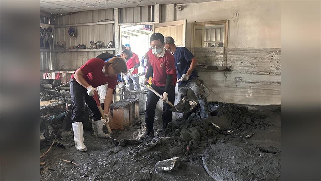 光復車站阿嬤「怕志工餓發粽子」卻沒人拿!他見這一幕心揪:請收下心意