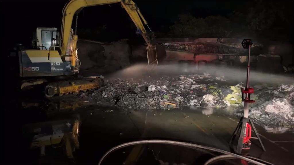 苗栗工廠空地堆放大量易燃物 暗夜大火延燒3小時