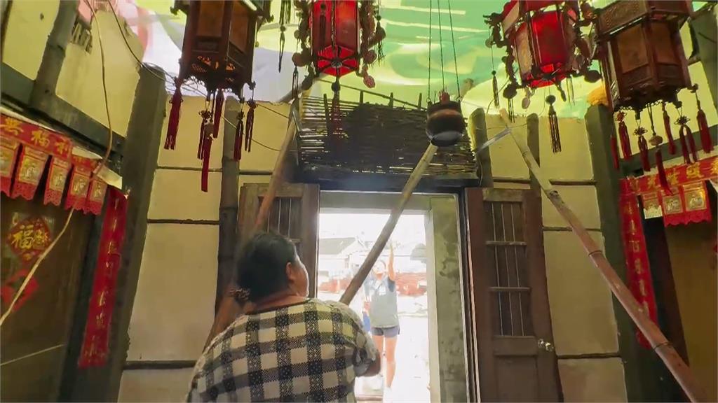 林俊憲捐廣告帆布助暫遮風避雨　網友笑：裝錯面他就盯著你睡覺