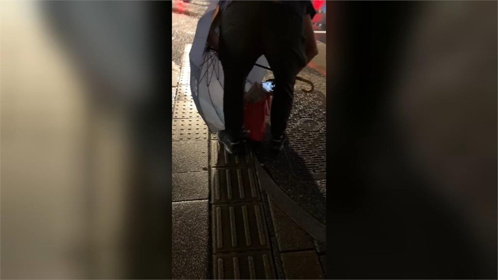 北市鬧區又見偷拍狼！　傘遮手機拍「裙底風光」被抓包
