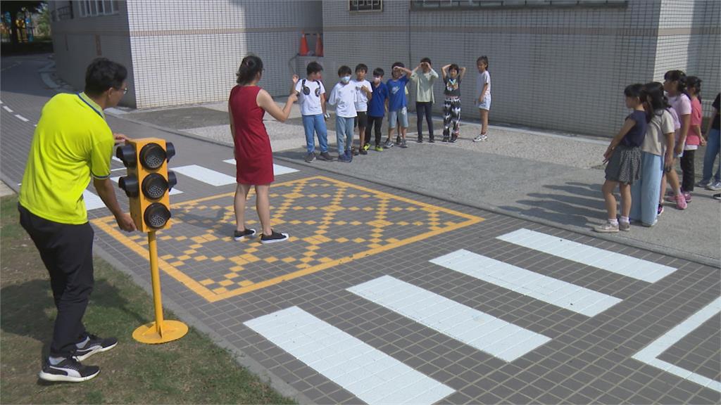 高雄國小童「鬼切」過馬路 駕駛嚇壞急煞險撞