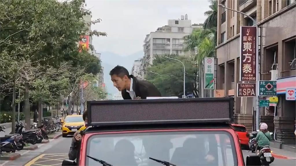 快新聞/吳怡農惜敗90度鞠躬謙卑謝票 支持者喊再戰2024