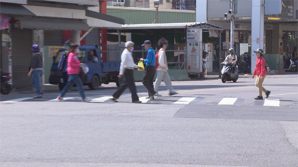 行人帝王再現?無視救護車鳴笛 肉身擋車回頭嗆聲比「不雅手勢」