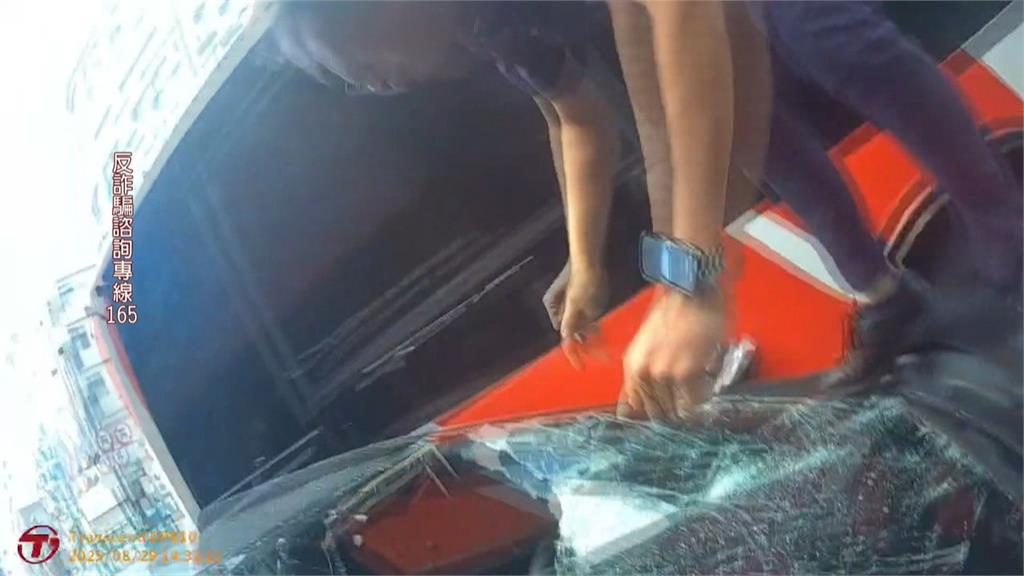 警匪追逐戰！違規鬼切遭夾擊　警跳上車踹破擋風玻璃逮人