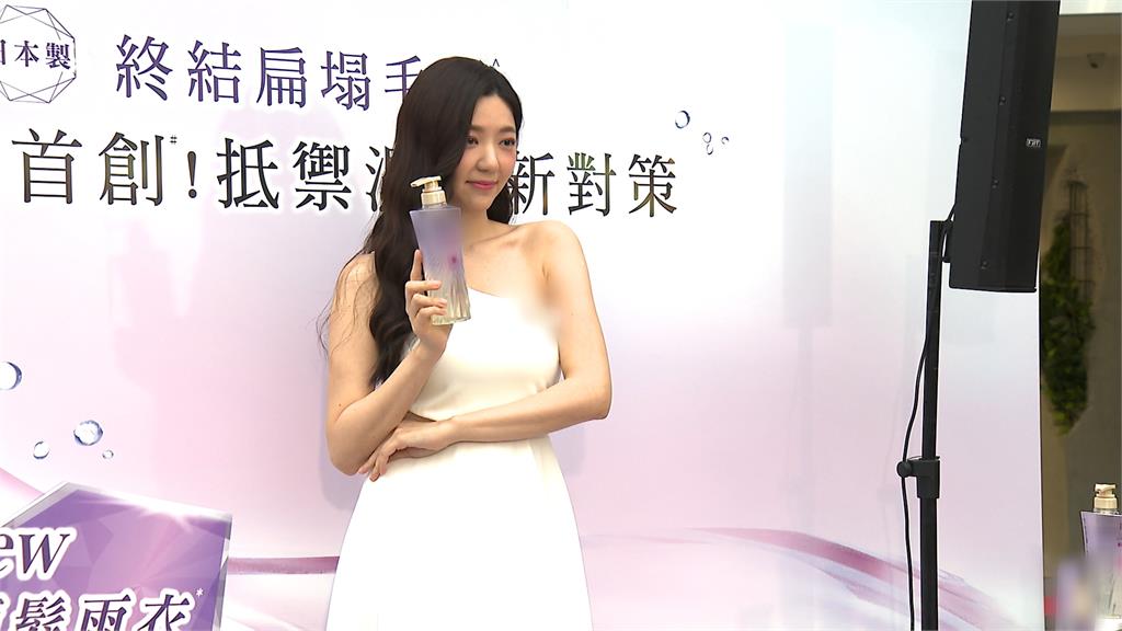 偶像甜心女演員轉戰「全台語」喜劇? 雨中出席活動有用這款秘密武器