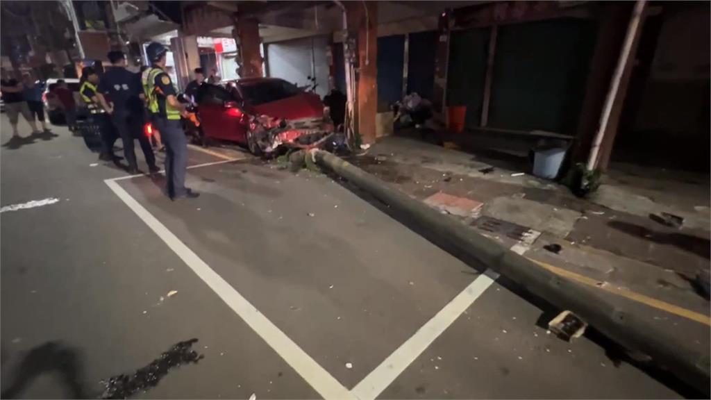 疑酒駕失控!女子衝撞路旁3汽機 一度不願下車、與警僵持半小時