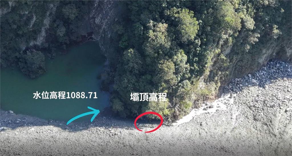 萬里溪堰塞湖蓄水量超過壩頂　因壩體穩固部分警戒降黃燈