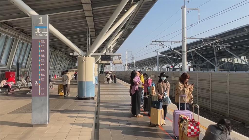 我丈夫還沒下車！　婦人「高鐵尋夫」　跨雙黃線拍車窗　民眾直呼太危險