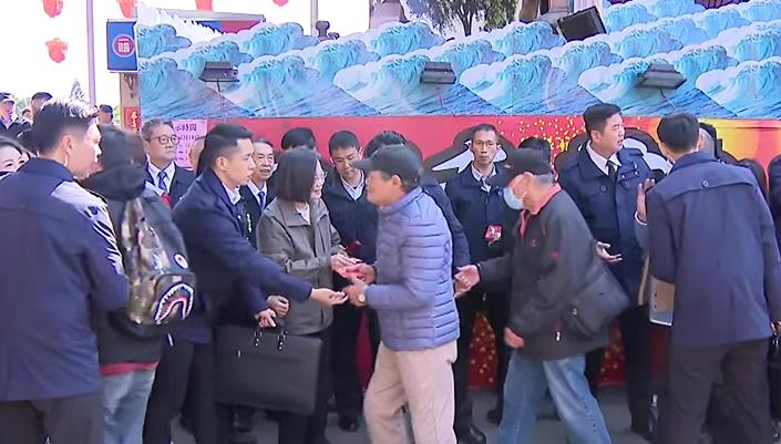快新聞/人氣超旺!蔡英文關渡宮發福袋排隊人龍逾500公尺 民眾嗨喊:總統我愛妳