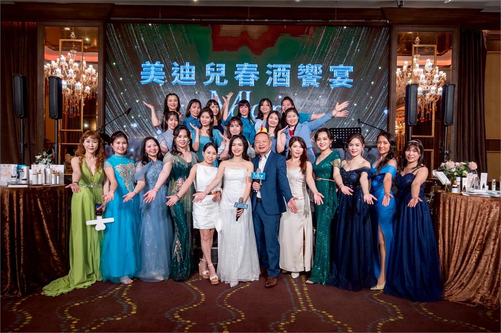 霸氣樂團受美迪兒美容連鎖加盟品牌春酒演出!全場氣氛沸騰